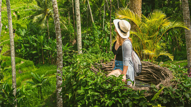 Wisatawan mengenakan pakaian nyaman dan ringan saat menjelajahi sawah terasering Tegallalang