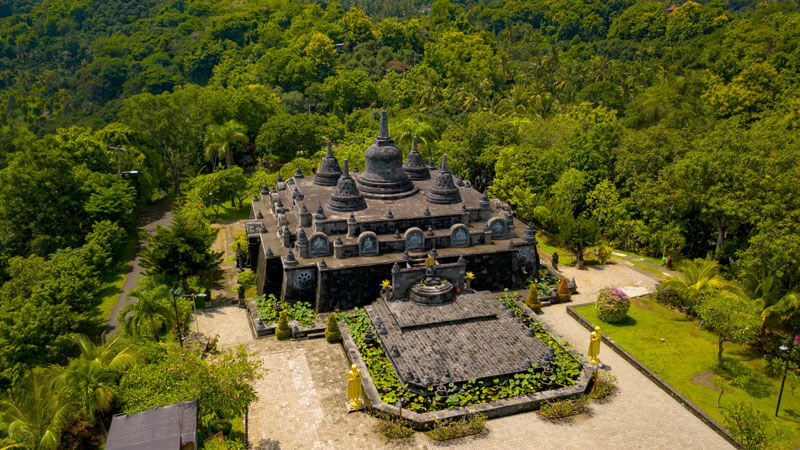 Vihara Brahma Arama di Bali Utara dengan cahaya fajar yang menenangkan