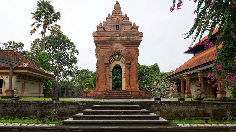 Gerbang tradisional Bali di Museum Neka Ubud