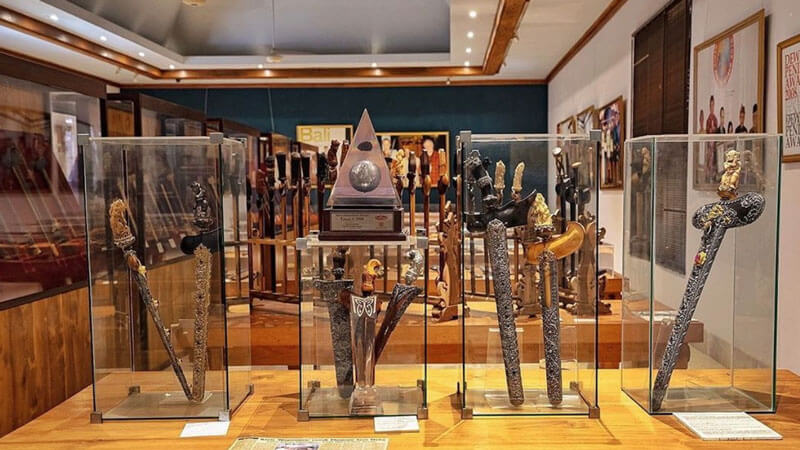 Koleksi keris tradisional di Museum Neka Ubud