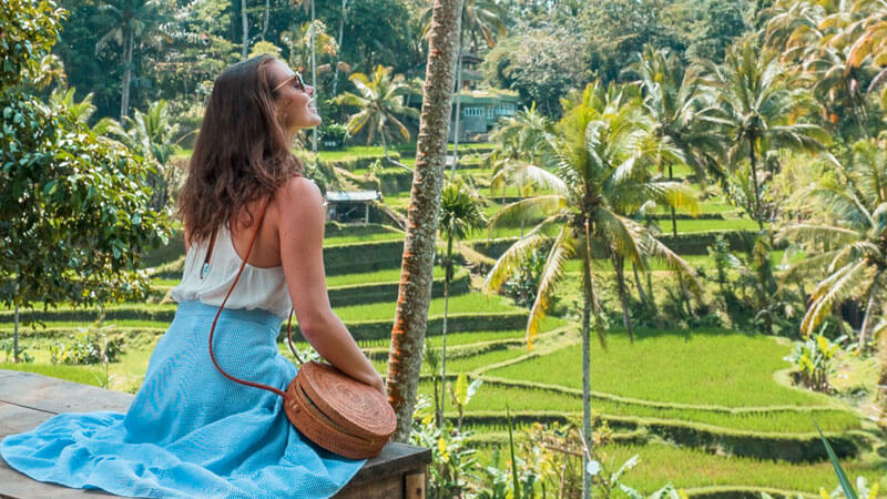 Wisatawan menikmati pemandangan Sawah Terasering Tegallalang