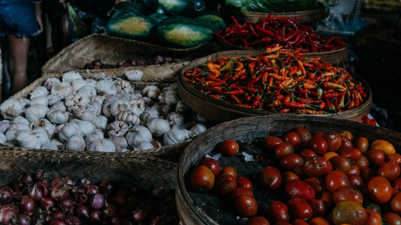 Berbagai jenis bumbu dan buah-buahan segar di pasar tradisional Bali Utara, mencerminkan kekayaan budaya kuliner lokal