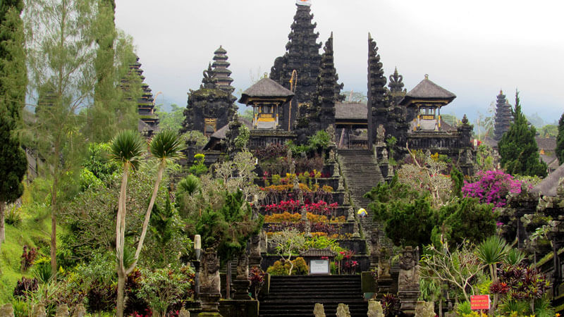 Kompleks Pura Besakih di lereng Gunung Agung