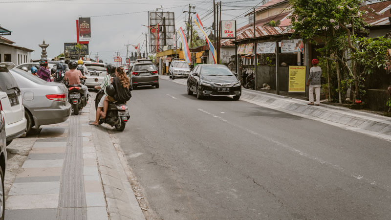 Lalu lintas di jalan menuju Kintamani Bali dengan motor dan mobil yang Anda lihat setelah membayar Harga Tiket Masuk Kintamani Bali.