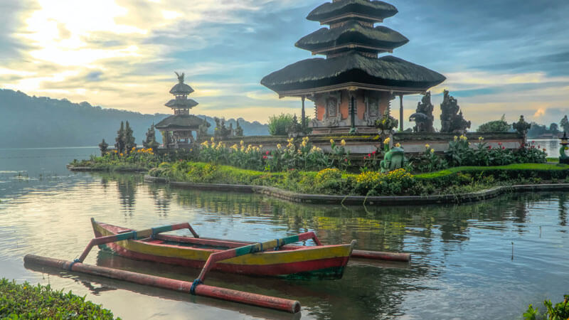 Danau Beratan Bedugul dengan Pura Ulun Danu di latar belakang