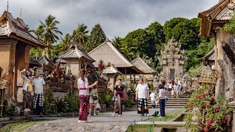 Sopir Wira Tour menemani wisatawan di Desa Penglipuran salah satu dari 25 tempat wisata terbaik di Bali.