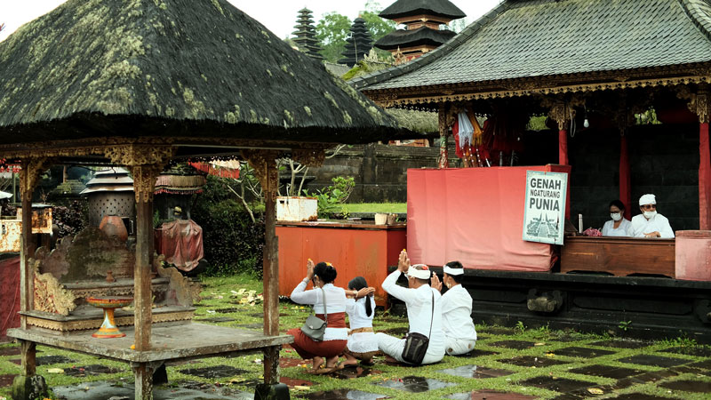 Umat Hindu berdoa di salah satu pelinggih tempat suci terbesar