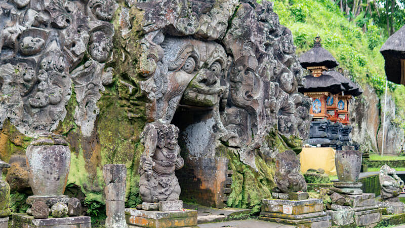 Mulut Goa Gajah yang bersejarah dengan relief batu di Gianyar, salah satu Tempat Wisata Unik Di Bali.