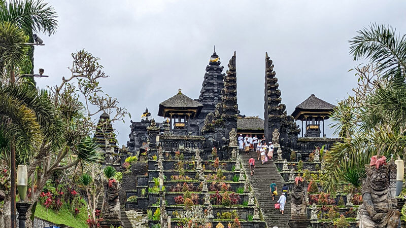 Tangga menuju kompleks utama Pura Besakih dengan latar Gunung Agung yang berkabut