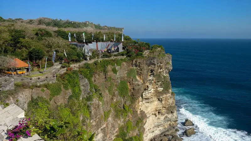 Pura Uluwatu di atas tebing dengan pemandangan laut lepas.