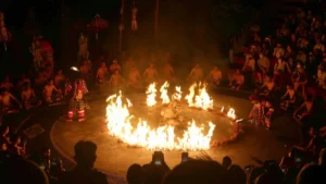 Tari Kecak dengan lingkaran api di Uluwatu saat malam