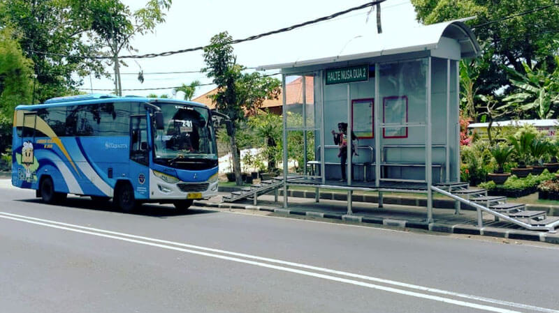 Bus Trans Sarbagita melintas di depan halte bus Nusa Dua 2 di Bali