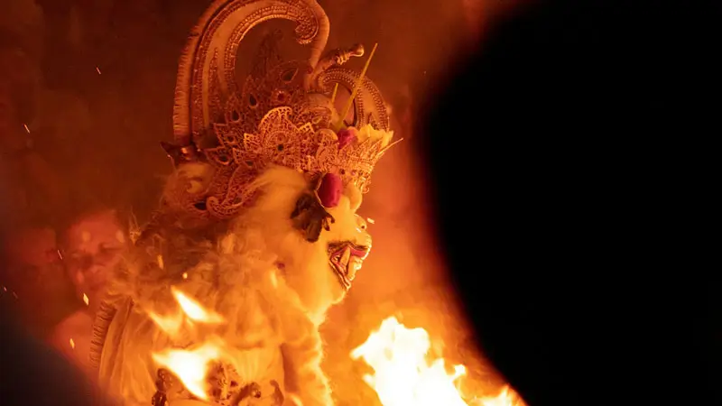 Pertunjukan Tari di malam hari dengan Hanoman dan api