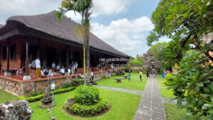 Pemandangan halaman Museum Bali dengan pengunjung dan arsitektur tradisional.