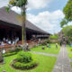 Pemandangan halaman Museum Bali dengan pengunjung dan arsitektur tradisional.