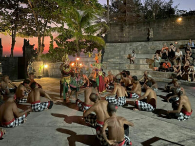 Tari Kecak di Pura Tanah Lot.