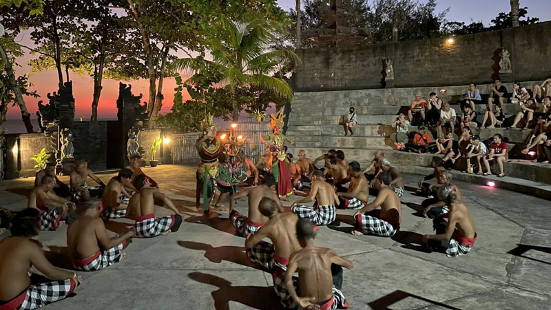 Tari Kecak di Pura Tanah Lot.