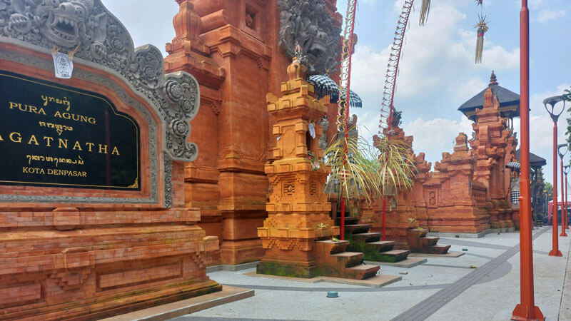 Pintu masuk Pura Agung Jagatnatha Denpasar dekat Museum Bali