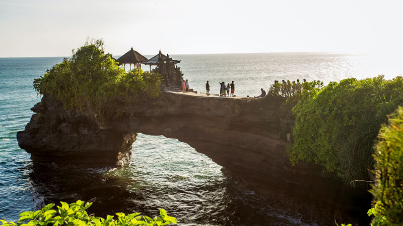 Pura Batu Bolong di atas tebing berlubang menghadap Samudra Hindia di Tanah Lot, Bali