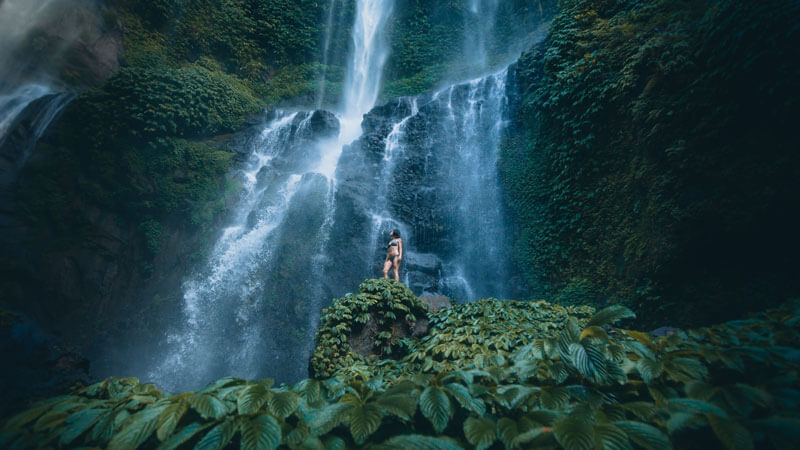 Pengunjung menikmati keindahan Air Terjun Sekumpul di Bali Utara yang mempesona