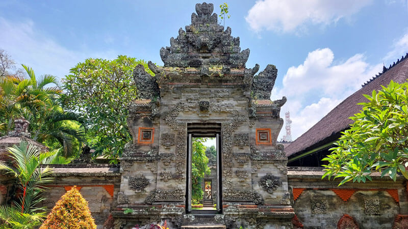 Gerbang masuk Museum Bali dengan ukiran khas Bali