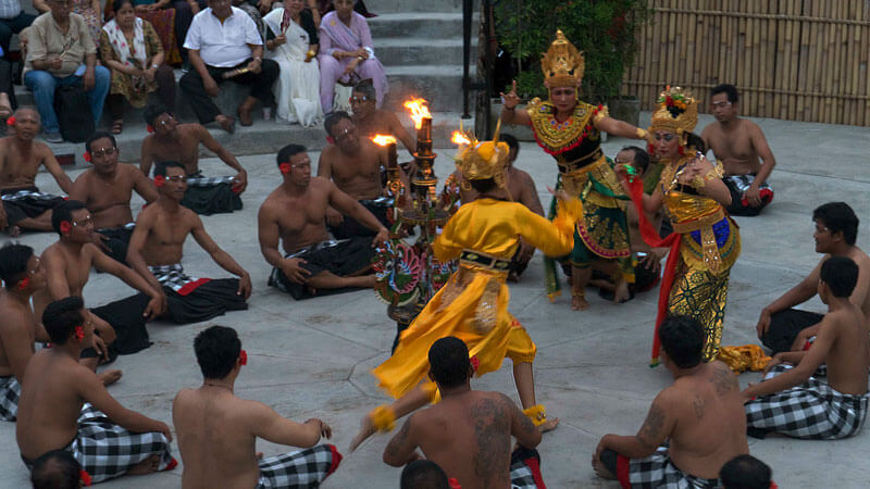 Penampilan memukau penari Tari Kecak dengan kostum tradisional dan obor di Tanah Lot.