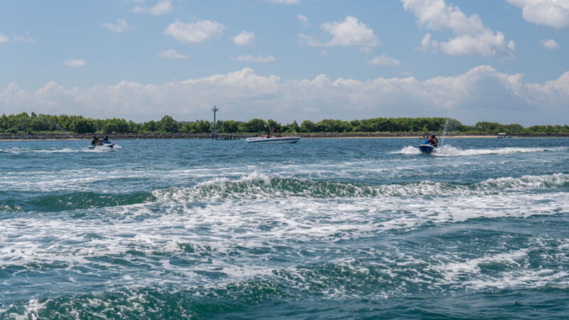 Pantai Tanjung Benoa Bali dengan aktivitas watersport