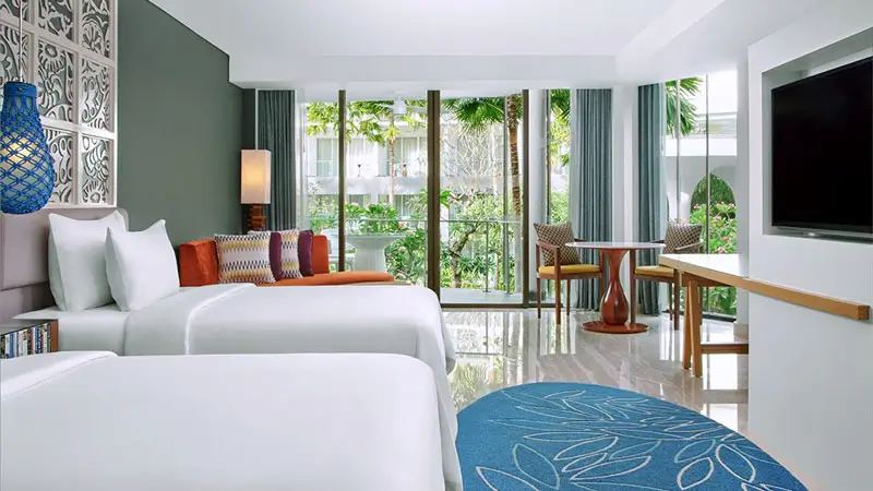 Kamar hotel Le Meridien Bali Jimbaran dengan balkon dan pemandangan taman