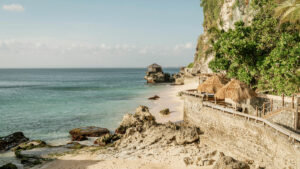Pemandangan Pantai Jimbaran dengan pasir putih dan air laut yang jernih