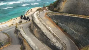 Jalan melingkar mengarah ke Pantai Melasti Ungasan