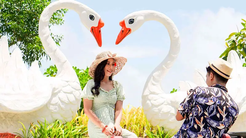 Pasangan melakukan sesi foto prewedding di Pantai Melasti