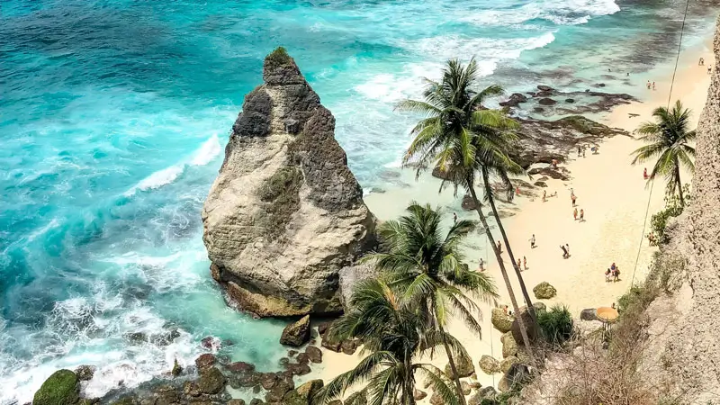 Pemandangan Pantai Diamond di Nusa Penida dengan laut biru jernih dan cuaca cerah
