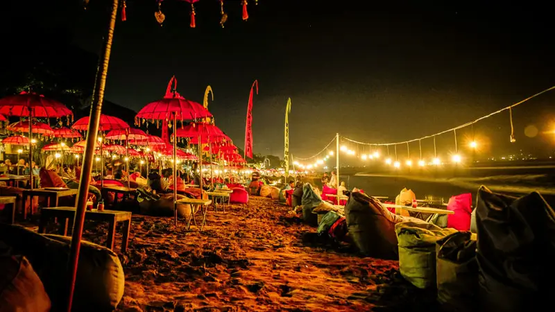 Suasana malam di Pantai Seminyak, Tips Liburan ke Bali untuk Pemula