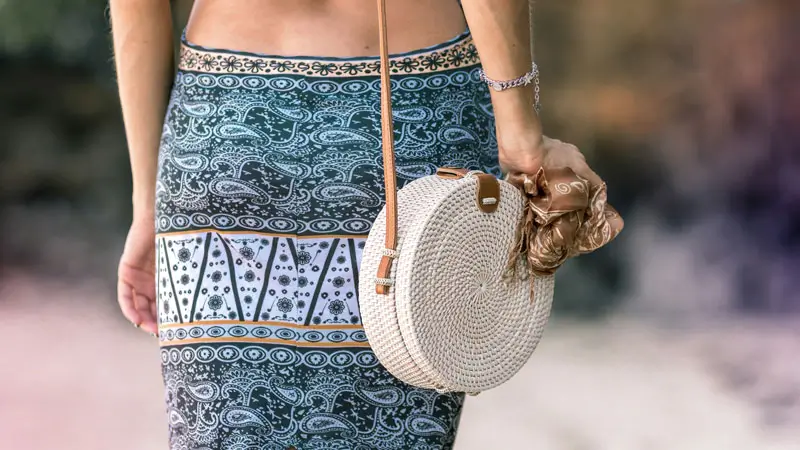 Tas rotan bundar dan kain batik biru dengan motif tradisional Bali, Tips Liburan ke Bali untuk Pemula yang ingin belanja
