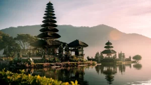 Pura Ulun Danu Beratan di Bali dengan latar belakang pegunungan dan danau yang indah - Tips Liburan ke Bali untuk Pemula
