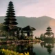 Pura Ulun Danu Beratan di Bali dengan latar belakang pegunungan dan danau yang indah - Tips Liburan ke Bali untuk Pemula