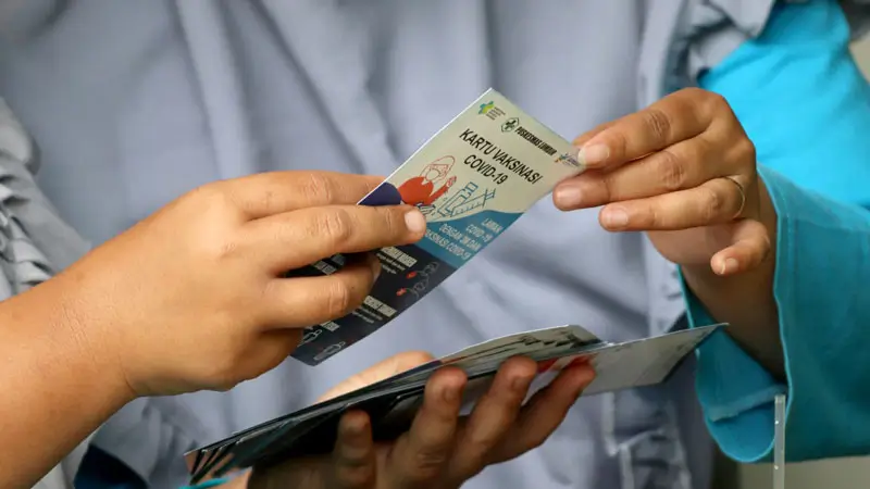 Wisatawan menerima vaksinasi sebelum liburan ke Bali