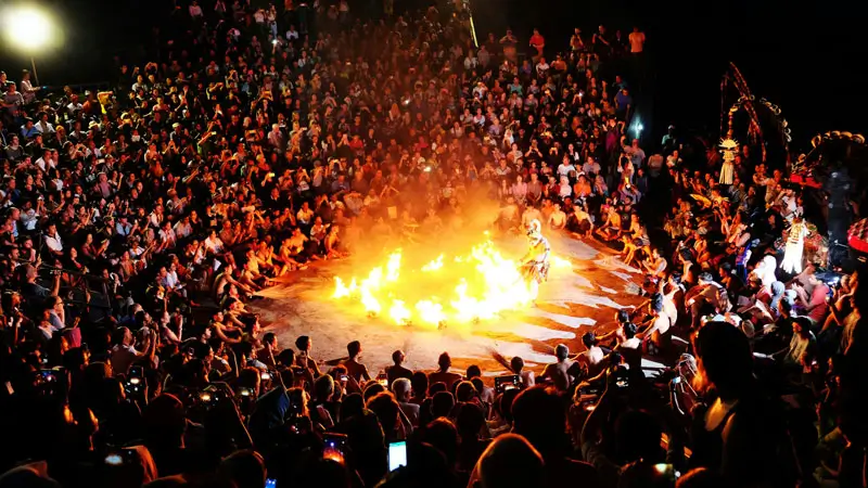 Pertunjukan Tari Kecak Uluwatu pada Malam Hari