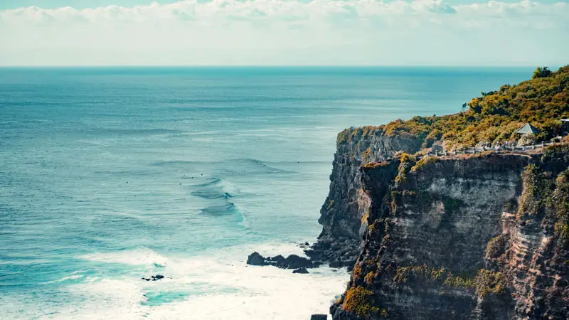 Pemandangan Ikonik Tebing Uluwatu Menghadap Samudra Hindia
