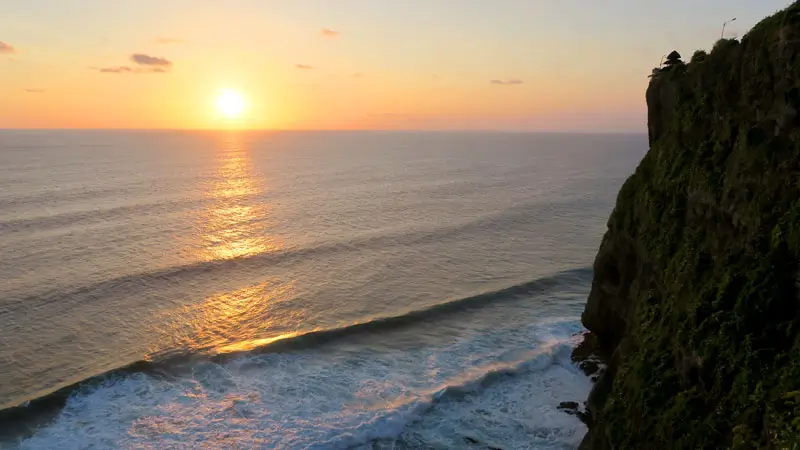 Pemandangan Sunset di Atas Samudra Hindia dari Tebing