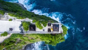 Pura Luhur Uluwatu Bali dari Udara di Atas Tebing Menghadap Samudra Hindia