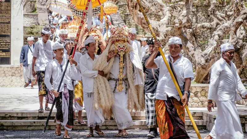Upacara Keagamaan di Pura Luhur Uluwatu Bali