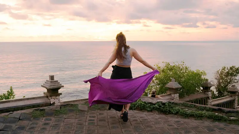 Wisatawan Menikmati Sunset di Tebing Uluwatu