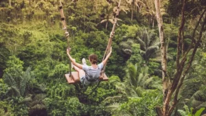 Wisatawan menikmati Bali Swing dengan pemandangan hutan hijau