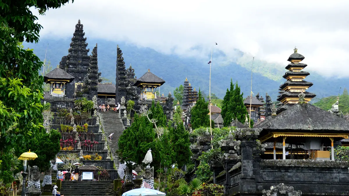 Pura Besakih Bali dengan latar belakang Gunung Agung