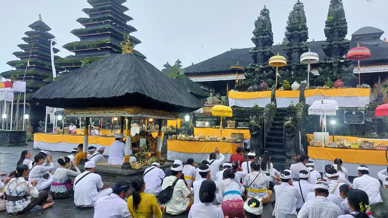 Umat Hindu Bali sedang melakukan upacara sembahyang di Pura Penataran Agung Besakih
