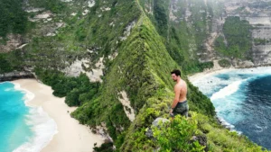 Pemandangan tebing Kelingking Nusa Penida, Bali – destinasi populer untuk wisatawan dalam panduan liburan Bali.