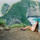 Pasangan berbulan madu di Pantai Kelingking Nusa Penida.