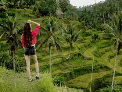 Wisatawan menikmati pemandangan tempat wisata sawah terasering di Bali