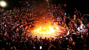 Pertunjukan Tari Kecak Uluwatu dengan lingkaran api dan penuh penonton.